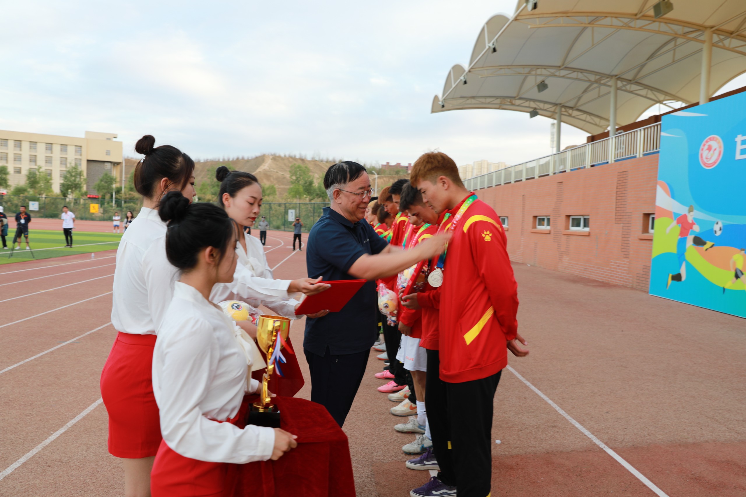 恭贺我院足球代表队在甘肃省第五届大学生运动会获得亚军